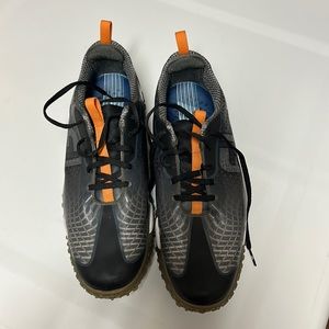 Men’s 9.5 FJ golf shoes. Worn but good condition
